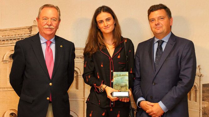 La ganadera Pilar Prado recibe el trofeo de manos de los directores de El Corte Inglés y 'Huelva Información'.