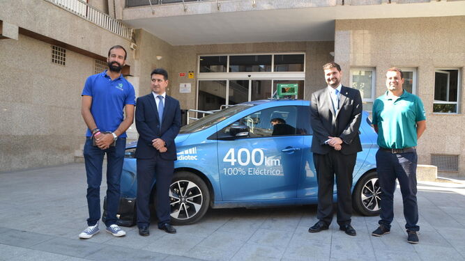 Un coche cien por cien eléctrico sirvió para realizar el recorrido por los puntos 'smart city' de Roquetas.