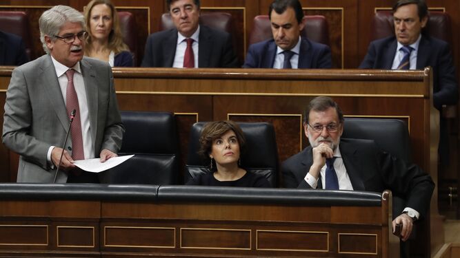 El ministro de Asuntos Exteriores, Alfonso Dastis, junto a Soraya Sáenz de Santamaría y Mariano Rajoy ayer en el Congreso.