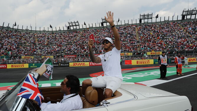 Lewis Hamilton saluda a los aficionados presentes en el Autódromo Hermanos Rodríguez de Ciudad de México.