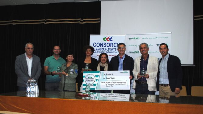 Foto de familia de empresarios y responsables del Consorcio con los premio.s.