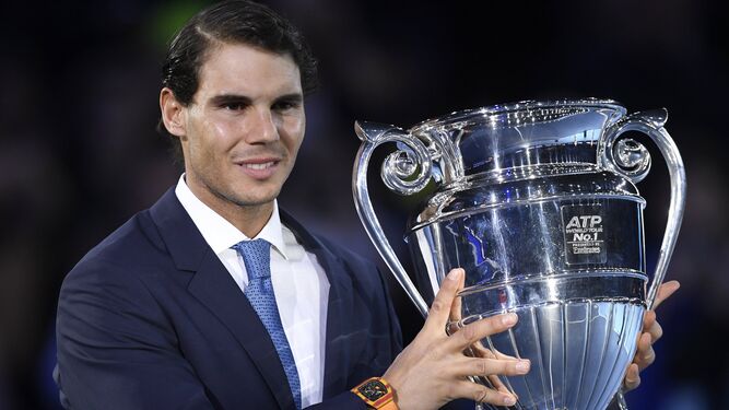 Rafael Nadal con el trofeo de número uno de la ATP