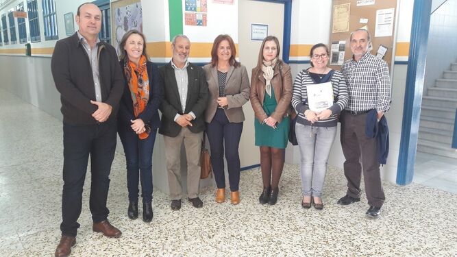 La delegada de Educación durante una visita al centro educativo junto al alcalde de la localidad veratense.