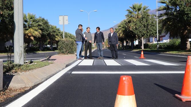 El alcalde, el edil de Obras Públicas y técnicos municipales testaron in situ el estado de la avenida Ciavieja tras las obras.