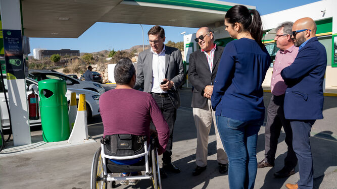 Sánchez Teruel con un usuario, acompañado por el presidente de los empresarios de gasolineras y de la FAAM.