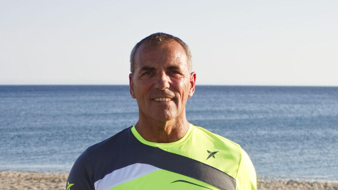 Gustavo Staniscia, autor de 13 GOLPES. Los más usados, posa con su raqueta en la playa.