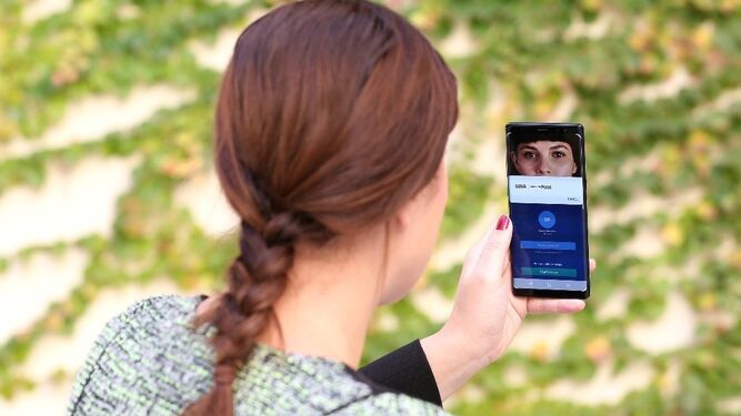 Una usuaria reconoce su iris en la aplicación de BBVA en un móvil Samsung.
