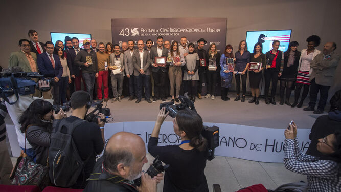 Foto de familia de los premiados con los galardones no oficiales de la 43 edición del Festival de Cine Iberoamericano, entregados en la mañana de ayer en la Casa Colón.