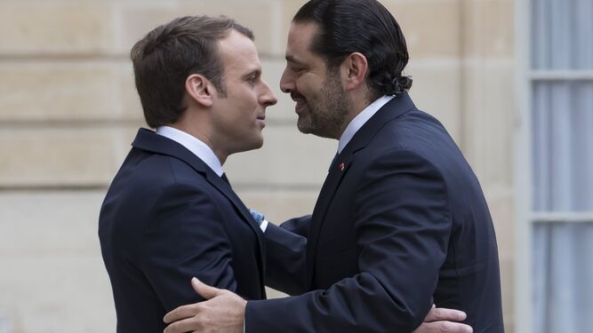 Macron saluda a Hariri en el palacio del Eliseo.