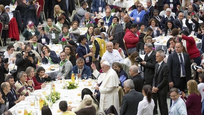 El Papa almuerza con 1.500 pobres