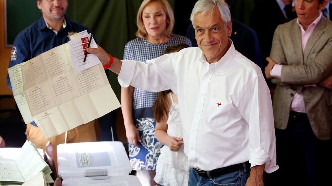 El candidato de la derecha, Sebastián Piñera, ayer en el momento de la votación.