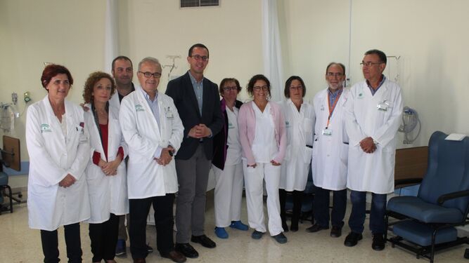 El delegado de Salud en el centro, junto al gerente del Complejo Hospitalario Torrecárdenas en la visita al nuevo Hospital de Día.