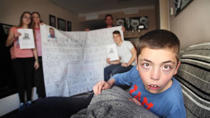 El joven jerezano Marcos Carribero en una foto en su casa junto a miembros de su familia.