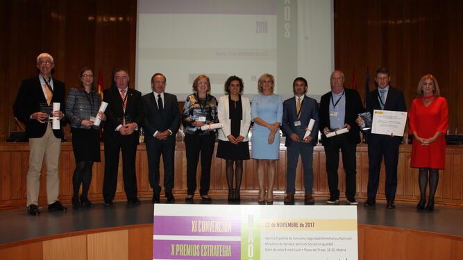 El presidente de Unica Group, José Martínez Portero, tercero por la izquierda, junto al resto de galardonados por el Ministerio de Sanidad, ayer en Madrid.