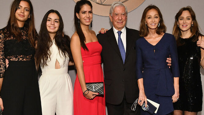 La foto de la polémica con las tres nietas a la izquierda,  Vargas Llosa, Preysler y Tamara.