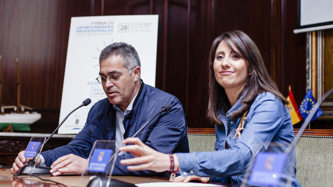 El alcalde de Olula, Antonio Martínez Pascual, y la diputada de Empleo, Carmen Belén López, ayer en la presentación.