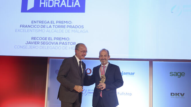 El consejero delegado de Hidralia, Javier Segovia, recoge ayer el premio de manos del alcalde de Málaga.