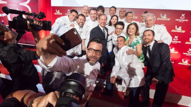 Quique Dacosta hace el 'selfie' con los tres estrellas Michelin españoles y los directivos de la guía y anfitriones.