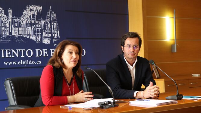Camen Crespo y Francisco Góngora, tras su reunión de ayer.