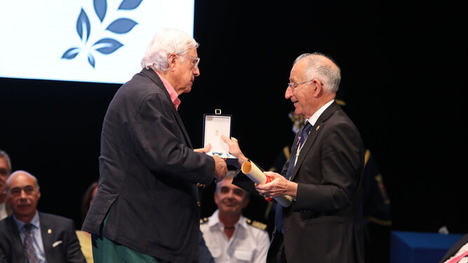Carlos Pérez Siquier recoge a Medalla de Oro de la Provincia de manos de Gabriel Amat.