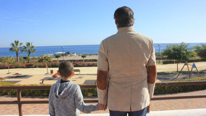 Adriel posa con su padre, quien le acompañará a Disney Land París.