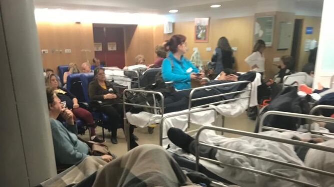 Pacientes en camillas y familiares en Urgencias, en imagen tomada el pasado martes.