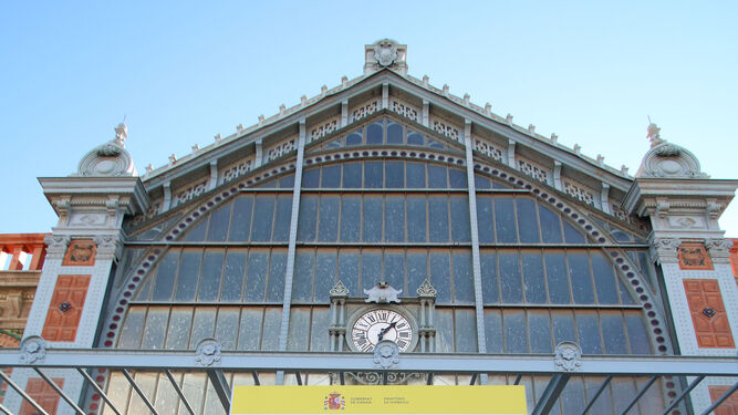 El cartel de obras de rehabilitación luce en la fachada principal de la estación desde la mañana del martes.