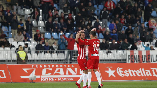 Los jugadores del Almería celebran uno de los goles.