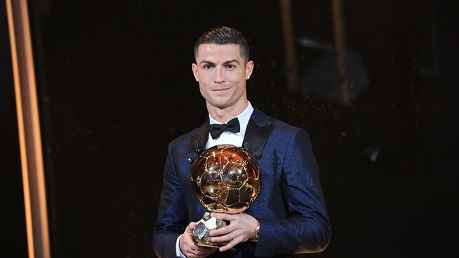 Ronaldo posa con el Balón de Oro.