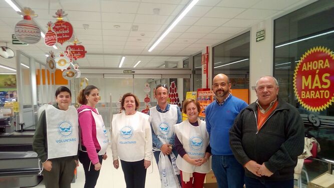 Voluntarios del Paso Blanco en uno de los supermercados en los que colaboraron en la recogida.