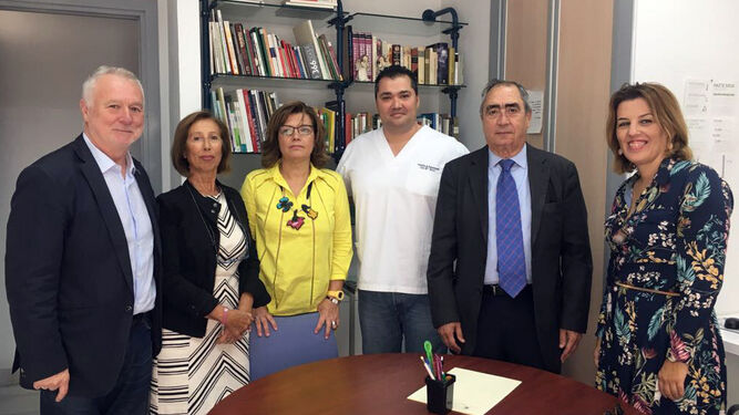 Sonia Ferrer y Juan Jiménez durante el encuentro mantenido con miembros de la AECC.