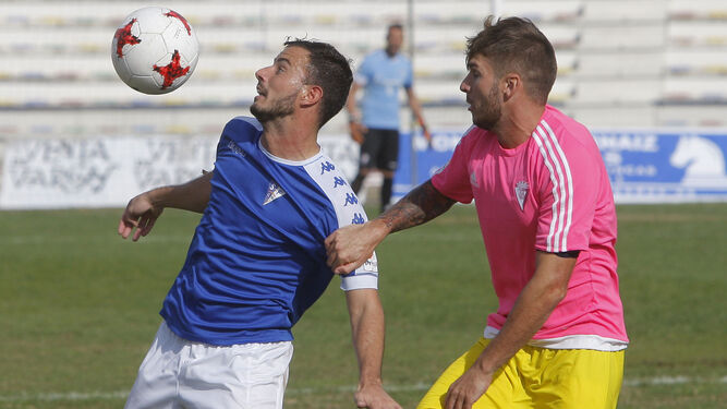 El Melilla lució la tercera camiseta del Cádiz en su duelo frente al San Fernando.
