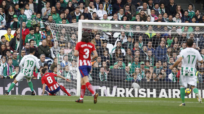 Barragán no puede evitar el remate de Saúl en la jugada del 0-1.