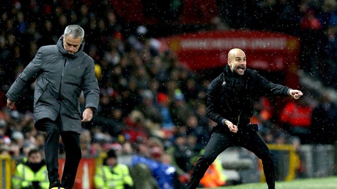 Mourinho pisa el balón mientras Guardiola da instrucciones desde su área técnica.