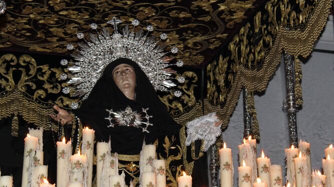 La Virgen de la Soledad con el paso que cumple sus bodas de plata este 2017.