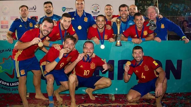 Los jugadores de España posan con la Copa Lagos y sus medallas.