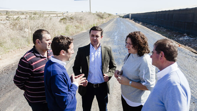 El vicepresidente de Diputación, el diputado de Fomento, la alcaldesa de Balanegra y varios ediles conversan junto a las obras de acceso a la autovía.