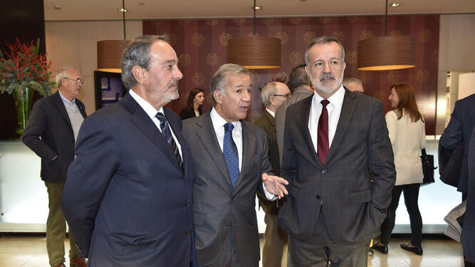 El presidente de Mart&iacute;n Casillas con los consejeros de la empresa Jorge Segura, consultor, y  Jos&eacute; Luis Nores, socio de PwC.