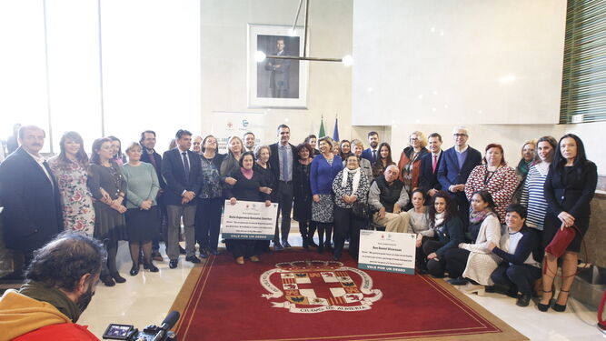 El alcalde en el centro junto a usuarios y trabajadores de Clece durante el acto celebrado en el Salón de Plenos del Ayuntamiento de Almería.