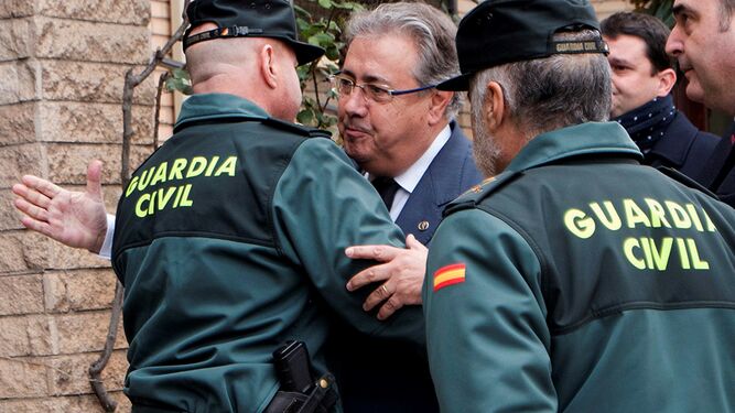 El ministro del Interior, Juan Ignacio Zoido, a su llegada al Cuartel de la Guardia Civil de Alcañiz, donde se reunió con las familias de los dos guardias civiles asesinados.