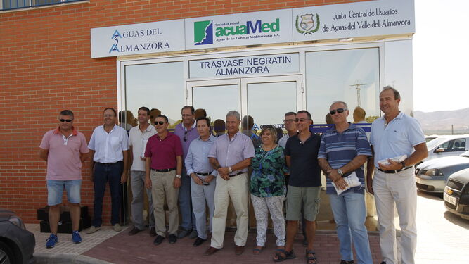 Javier Serrano, en el centro de la imagen, a las puertas del centro de control del Trasvase Negratín-Almanzora, junto a profesores de la Escuela Agraria de Vícar.