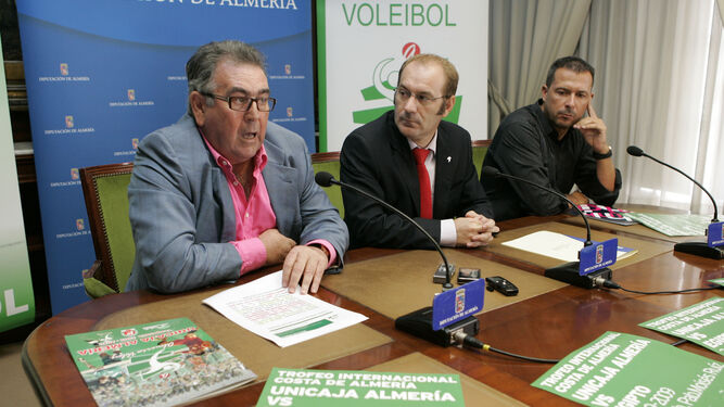 El presidente del Club de Voley Unicaja Almería junto al exvicepresidente de Diputación en la presentación de un torneo.
