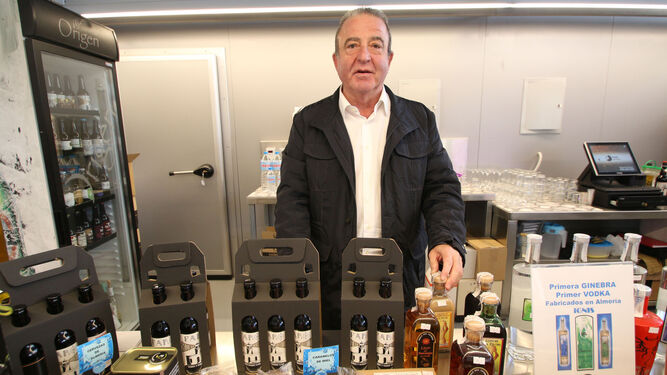 Juan Ortega con algunos de sus productos exclusivos.