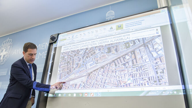 Miguel Ángel Castellón, durante la presentación de la propuesta municipal sobre la que se ha basado el proyecto de urbanización.