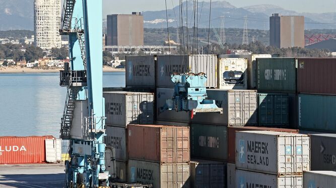 Una grúa se dispone a izar un contenedor en APM Terminals Algeciras.