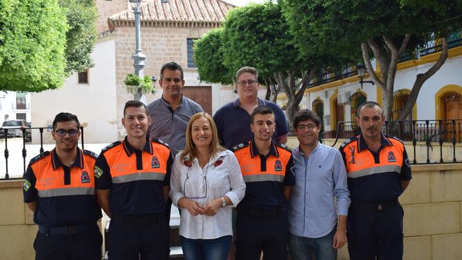 La alcaldesa Esperanza Pérez y el edil de Turismo, Alexis Pineda, junto a miembros de Protección Civil y Socorrismo.