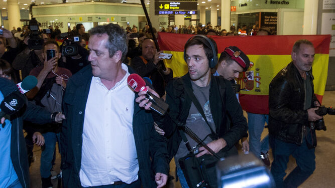 Forn, ex 'conseller' de Interior, a su llegada al aeropuerto de El Prat el 31 de octubre tras fugarse a Bruselas.