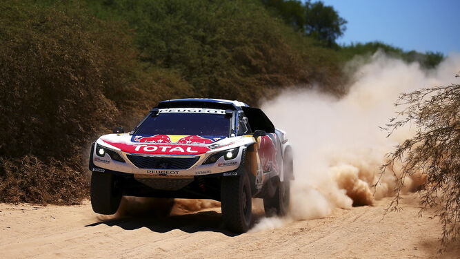 Imagen de un Peugeot en la pasada edición del Dakar.