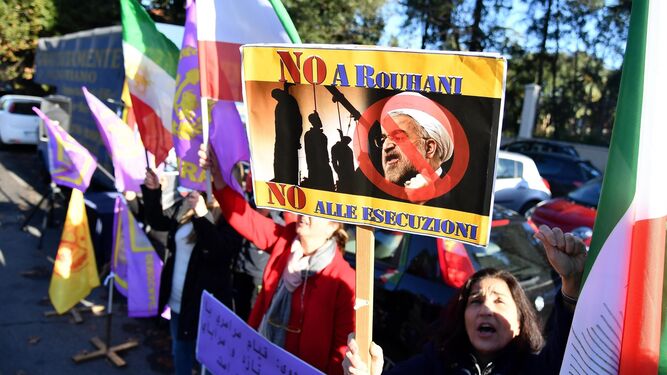 Varias decenas de personas se manifiestan ayer en Roma en contra de la Embajada de Irán.