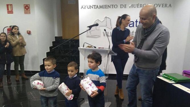 El alcalde hace entrega de los premios de los concursos de escaparates y bolas de Navidad